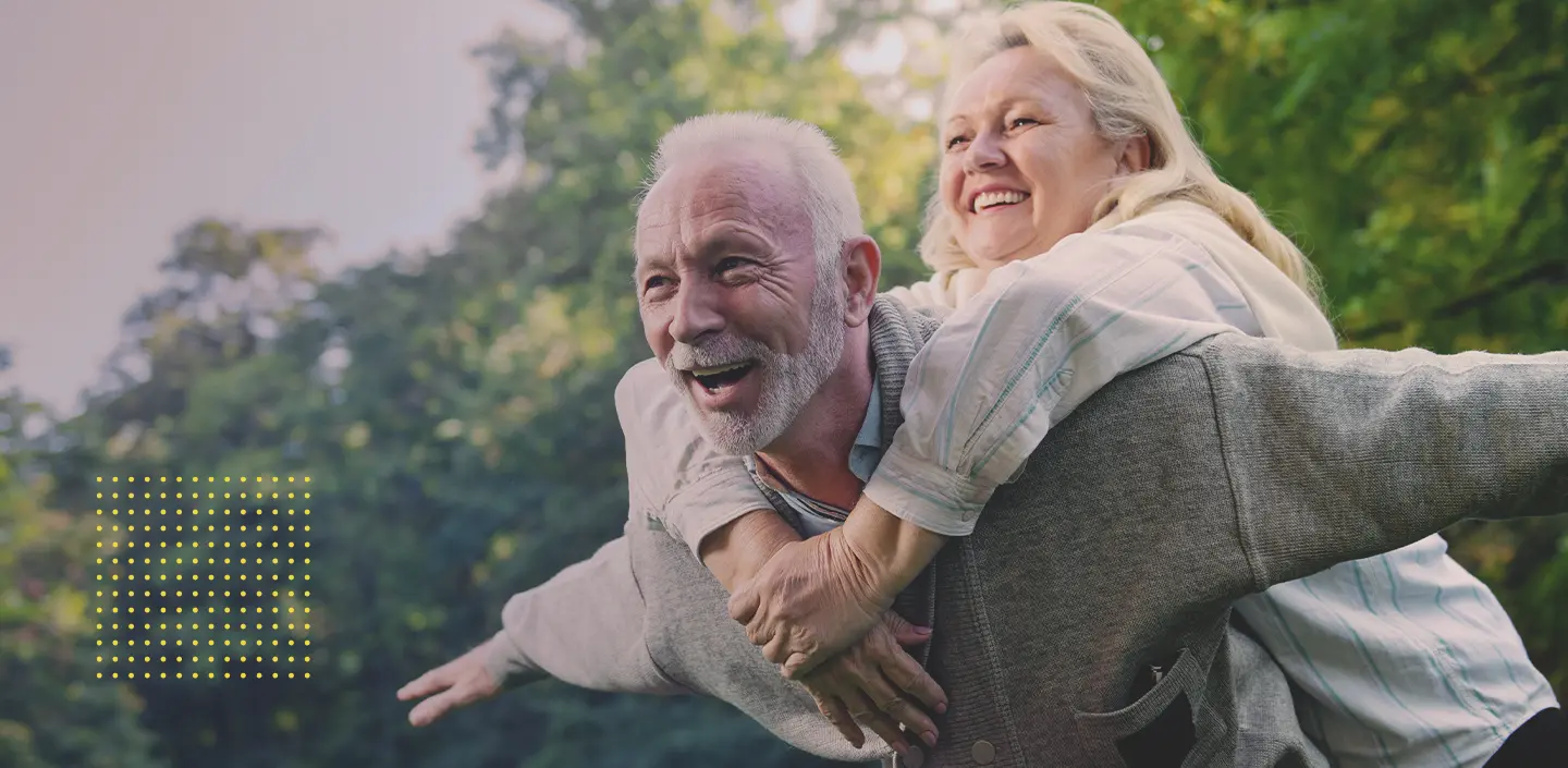 Vitamine D tegen veroudering en een lang leven. Afbeelding van gelukkig echtpaar van middelbare leeftijd en grafiek van langlevendheidspad met vitamine d3